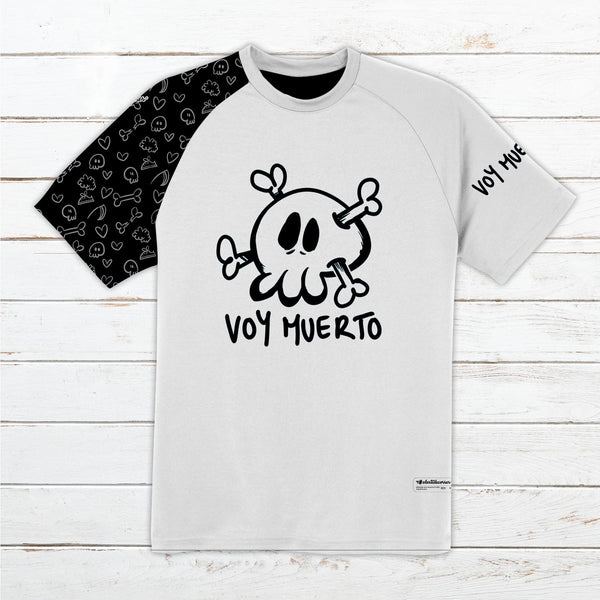 Camiseta técnica hombre blanca #VoyMuerto by AnaAzpi